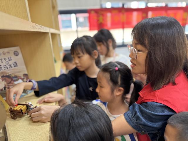 高铁新城社区夏令营结营，童心绘就“大美中国”