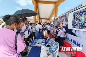 “非遗集市”600余件非遗作品亮相湘西边城机场图片