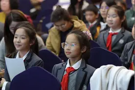 作品获奖后，听障女孩用手语说：用心去感受、去爱、去创作，就能跨越一切障碍图片