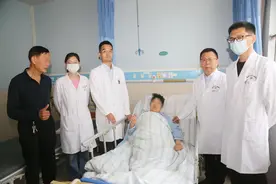 皮球大的肿块在腹中“拧麻花”，老人40年顽疾终被解除图片