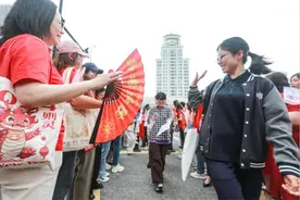 淡定从容，一举高“粽”！直击2024上海高考浦东考点首场考试图片