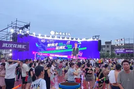 郭有才武汉直播最后一天，有72岁粉丝第三次来，或有三四百主播在场下直播图片