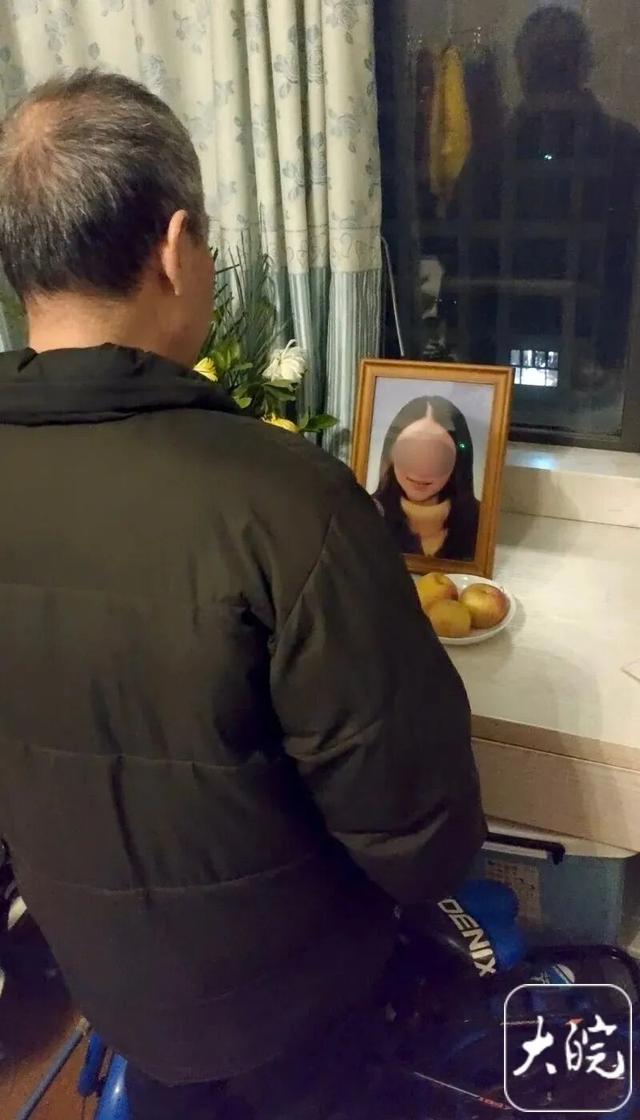 男子驾车碾压拖拽妻子致死案一审宣判，被告人张某被判处有期徒刑五年