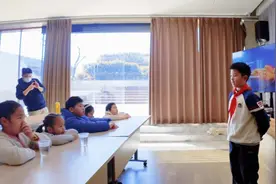青少年“红色文化”宣讲、手工制作拓印包，朱家角镇的这堂红色教育课点亮童心图片