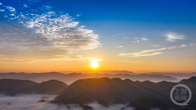 晨雾缭绕间，日出点亮山村