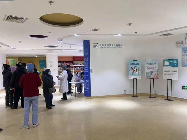 风波中的嫣然天使医院，有捐助者抱着工作人员哭泣	，院方：线下捐款能否填补空白还未知