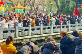 花灯加泉水，济南趵突泉成万千游客聚焦热点图片