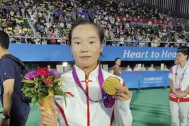 新黄河直击｜10年相伴橄榄球，杨飞飞把金牌献给天上的奶奶图片