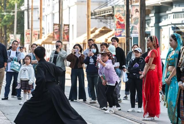 上海影视乐园周末人气旺