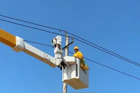 清凉不“下线”，湖南电网开展带电作业无惧高温“烤”验图片