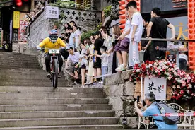 山城巷速降自行车大赛举行 上演“速度与激情”图片