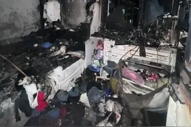 热搜第一！充电器长期不拔引发爆炸？看完马上想回家拔插头图片