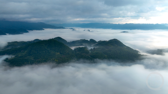晨雾锁山道 朝阳暖山乡