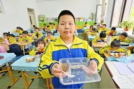 不挑食不浪费：校园里的文明餐桌图片