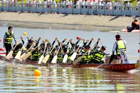 龙舟竞速乘风破浪 全民共享端午佳节图片