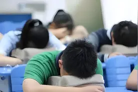 孩子喜欢趴桌子、平躺休息，可能是脊柱侧弯的早期信号！图片
