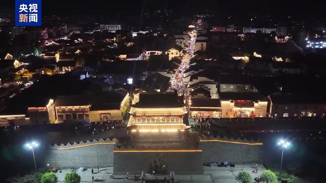 虾灯照夜、三国对战……这个假期的古镇穿越指南→