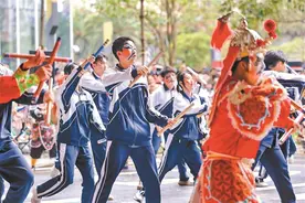 英姿飒爽！少年穿校服舞英歌 西乡中学学子与国家级非遗英歌队合作闹元宵图片