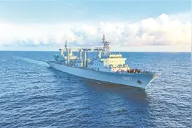 海军某大队微山湖舰开展海上训练图片