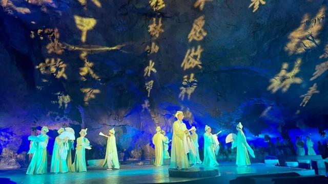 桂林芦笛岩溶洞藏星轨，文旅绽新颜：桂林之夜上演！