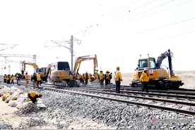 给道砟“搓澡”“洗垢” 新疆铁路进入线路清筛施工阶段图片