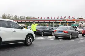 国庆假期首日 上海高速迎出城客流高峰图片