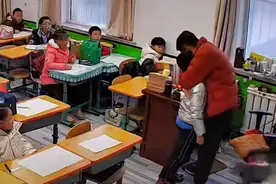 男孩考91分，老师将其激动抱住：平常考70分，我相信他一定可以图片