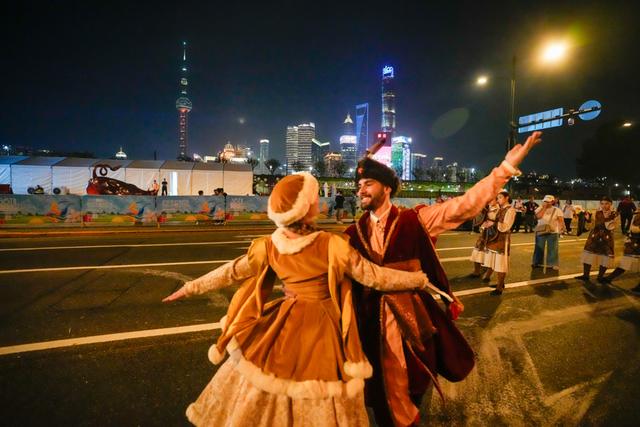 城市笙歌｜上海旅游节开幕倒计时，昨晚中外演出团队集结黄浦江畔彩排