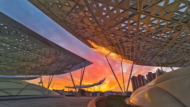 绝美朝霞来了！风歇月晕笼，霞流江泛红