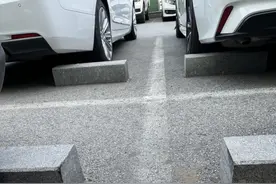 顾客被停车场石墩绊倒受伤 利群赔偿一半医药费遭拒图片