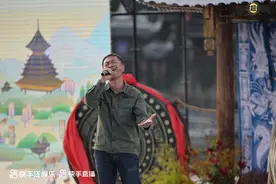 两天获赞570万，这位摩托上的大叔唱出了真实的生活图片