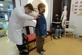 青少年脊柱侧弯，筛查是关键！家长在家可以这样做图片