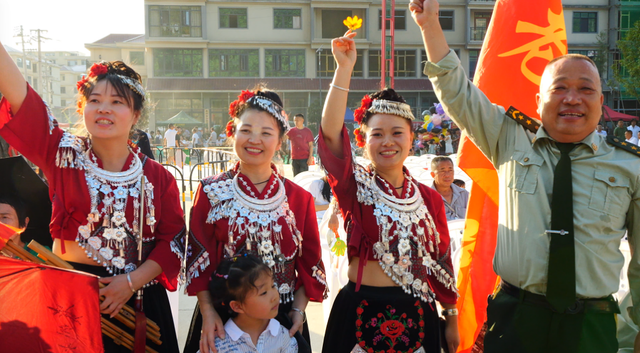 好热闹！七眼桥镇举行避暑旅居游客联谊活动→