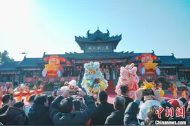 （新春走基层）浙江象山影视城举办特色庙会 百余场演艺活动年味满满图片