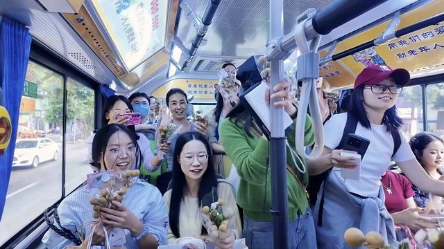 15万乐迷“微醺”散场 送给泸州“新绰号”：浪漫疯子｜封面深镜