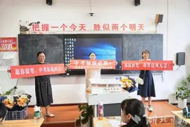 中考在即，家长献花感师恩图片