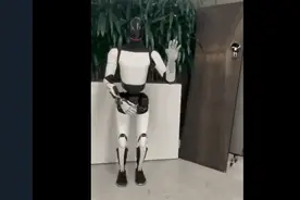 马斯克擎天柱机器人表演“单手接网球”！同行：不得不佩服他们图片