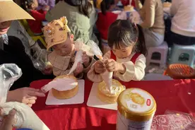 楚凤社区：开展蛋糕DIY亲子活动图片