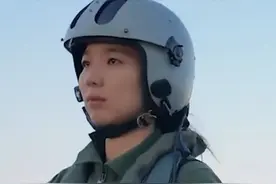 又美又飒！歼-16女飞行员驾驶战机一飞冲天图片