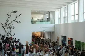 川美版“蒙娜丽莎”、木雕小零食……记者带您逛竞争出新高度的川美毕业展图片