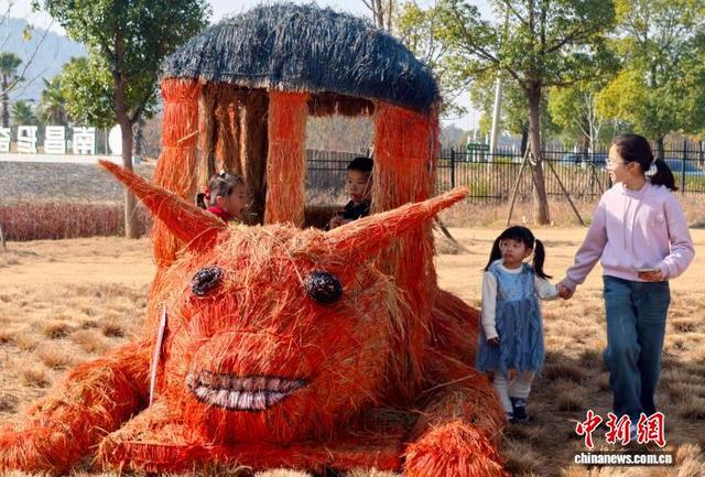 南昌冬日稻草人“值守”珍奇植物园 引客打卡