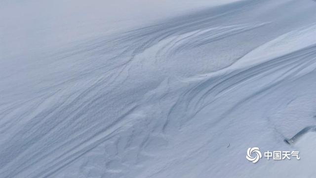 北京官厅湖满目皆景 风卷积雪别样美