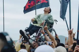 音乐节上被高高举起的“轮椅男孩”：感受到温暖和善意图片