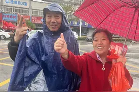 照顾了三年的生活起居 74岁爷爷奶奶为孙子送考图片