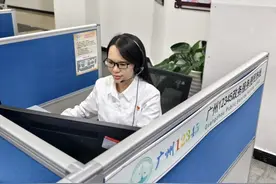 国庆我在岗｜一条热线连民心，一通通电话解民忧图片