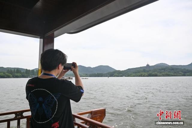 浙江杭州：欧洲华裔感受世遗西湖魅力