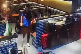 深圳两男子吃铁锅炖鱼后走消防通道逃单，商家：吃400多，已报警图片