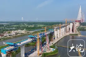 巢马城际铁路江北段架梁通道贯通图片