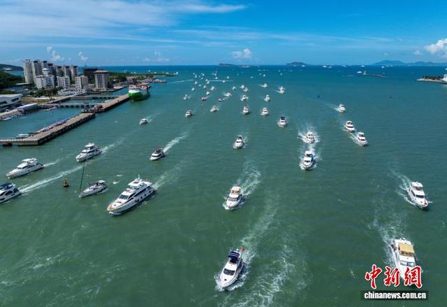 国庆假期三亚游艇出海游受青睐