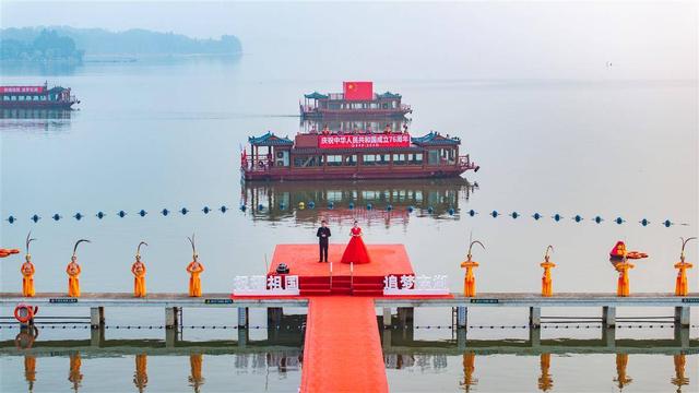东湖凌波门“千帆竞发”  巨幅国旗迎朝霞